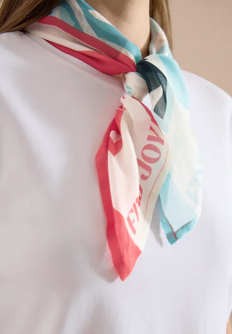 Weißes T-Shirt mit elegant gebundenem, buntem Halstuch in Rot, Türkis und Weiß