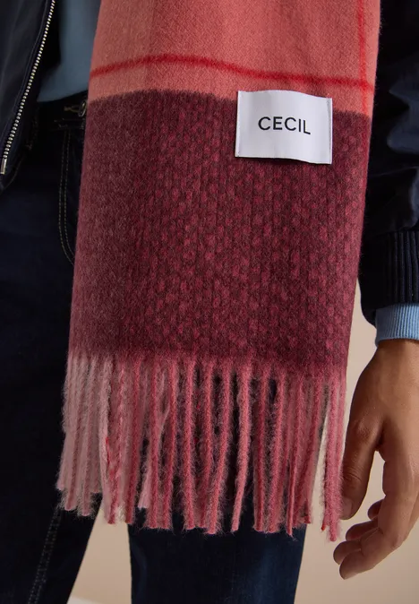 Rode, twee-kleurige sjaal met franjes en wit 'CECIL'-label, zacht en warm.