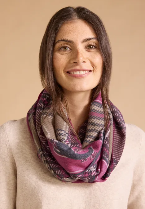 Loop-Schal mit Karomuster mocha brown Fröhliche Frau mit dunklem Haar trägt einen gemusterten Loop-Schal und hellen Pullover.