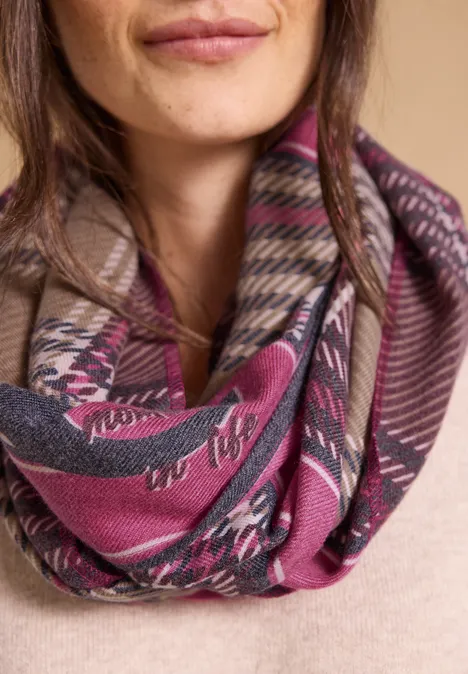 Loop-Schal mit Karomuster mocha brown Nahaufnahme eines bunten Tuchs in Rosa und Braun, kunstvoll um den Hals gelegt.