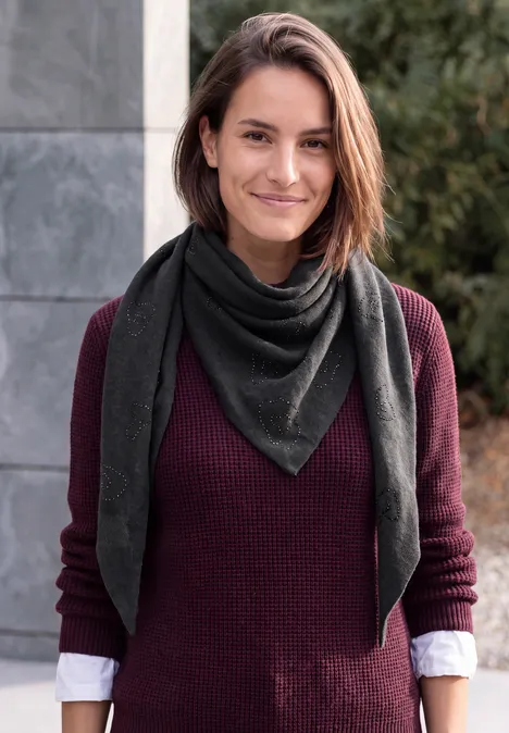 Dreieckstuch mit Glitzerdetails Black Eine lächelnde Frau mit kurzem braunem Haar, trägt einen dunkelgrünen Schal und einen weinroten Pullover.