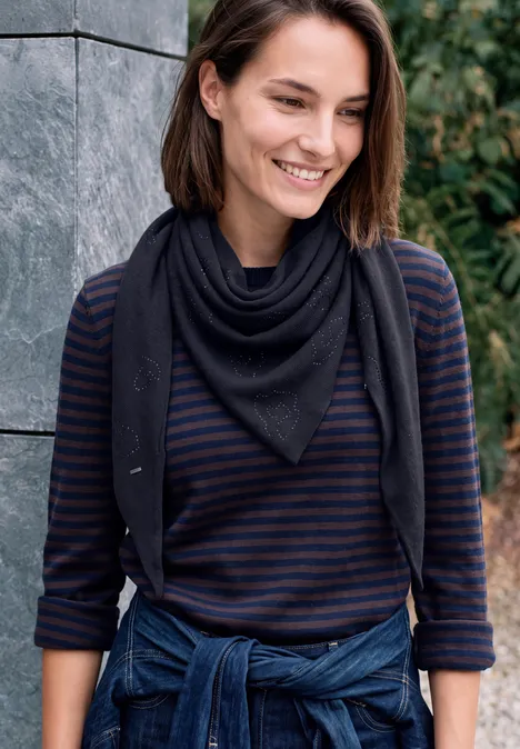Dreieckstuch mit Glitzerdetails urban dark blue Eine Frau lehnt an einer Steinwand, trägt gestreiftes Shirt, Dreieckstuch und ein um die Hüfte gebundenes Jeanshemd.