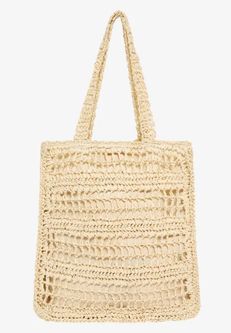 Eine beige gehäkelte Stroh-Tasche mit langen Henkeln, rechteckig und luftig gewebt.