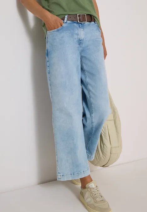 Ceinture Basic à boucle carrée Cacao Eine Person trägt weite, hellblaue Jeans im Culotte-Stil mit beigen Sneakers und einem grünen Oberteil.