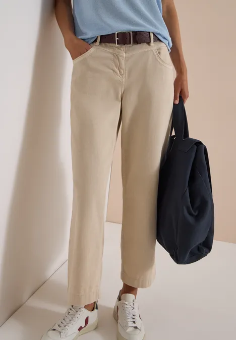 Ceinture Basic à boucle carrée Raisin Eine Person trägt beige Hose, hellblaues T-Shirt, weiße Sneaker und hält eine dunkelblaue Tasche.
