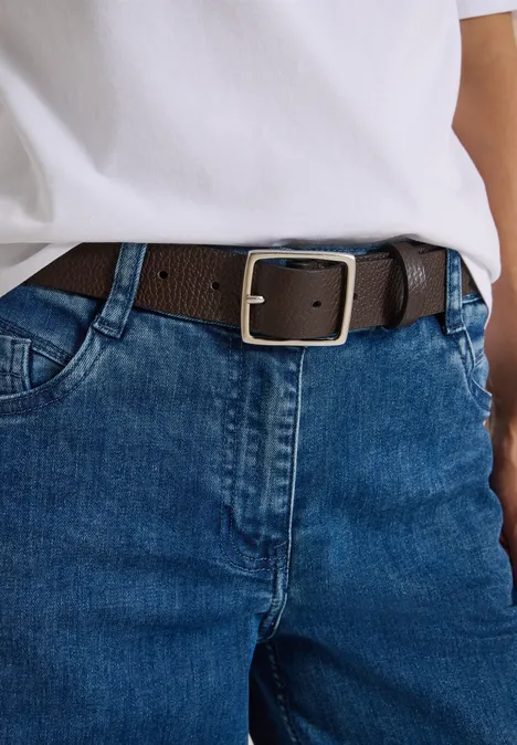 Ceinture Basic à boucle carrée Dark Brown Blaue Jeanshose mit braunem Gürtel und weißem T-Shirt