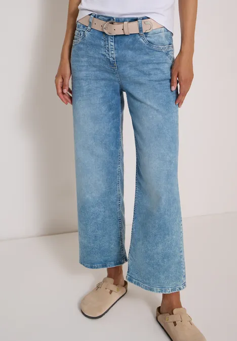 Ceinture avec détails métalliques Suede Beige Weite, hellblaue Cropped-Jeans mit beigem Gürtel und hellbraunen Slippern.