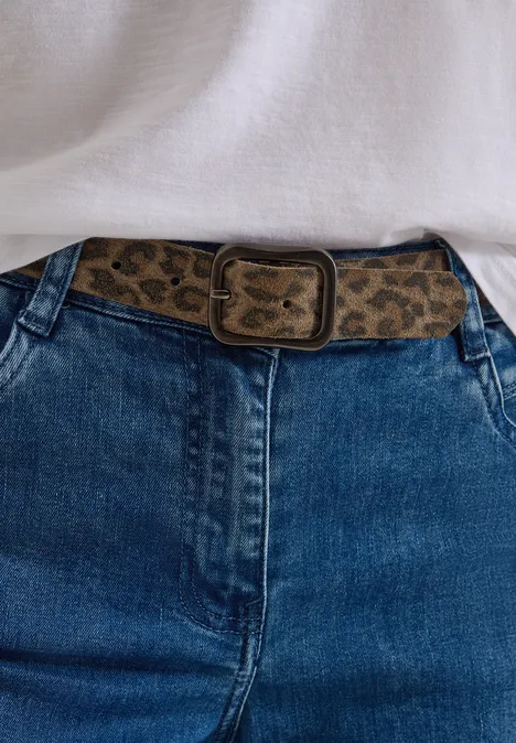 Blaue Jeans mit Leoparden-Gürtel und weißem Shirt – stylischer Alltagslook.