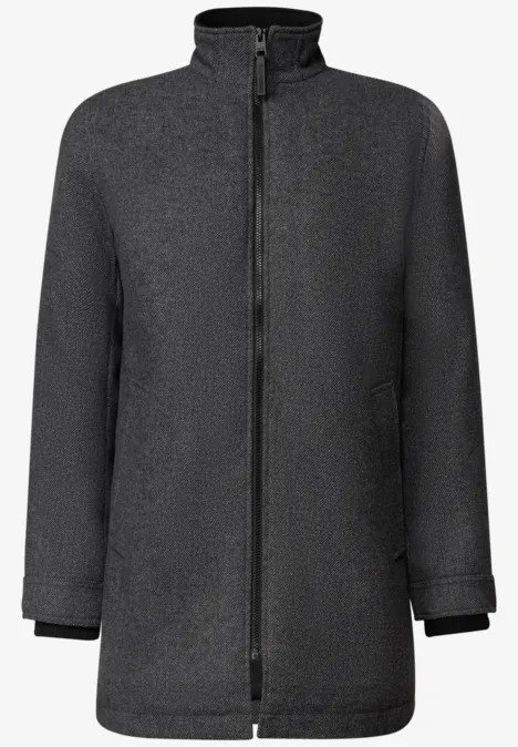 Grijze lange jas met opstaande kraag en rits.