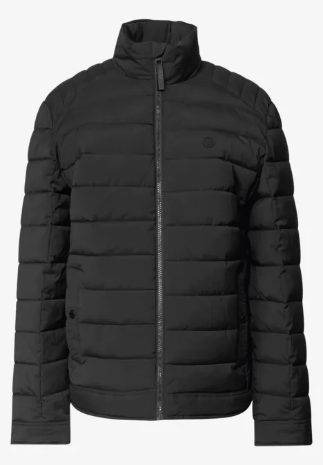 Schwarze gesteppte Daunenjacke mit Stehkragen und durchgehendem Reißverschluss.