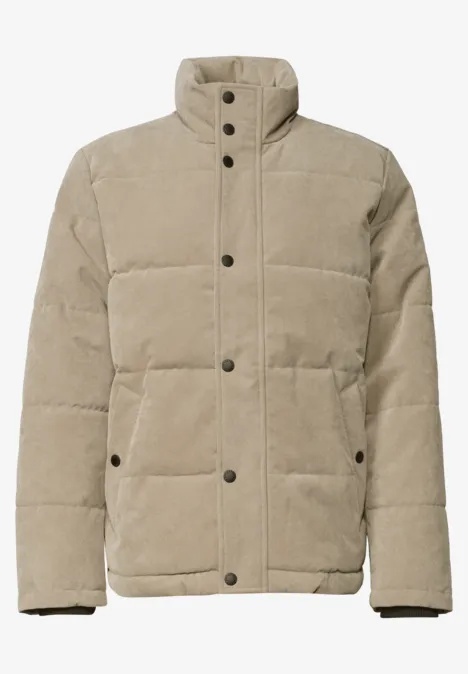 Beige Steppjacke mit hohem Kragen und Knopfverschluss, geradiger Schnitt und seitlichen Taschen.