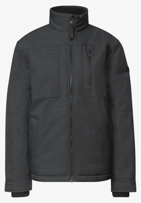 Veste Softshell noire à fermeture éclair intégrale, col montant et multiples poches.