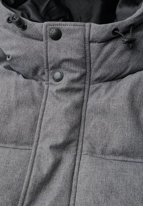 Nahaufnahme einer grauen, wattierten Winterjacke mit Kapuze, Kordelzug und Druckknöpfen.