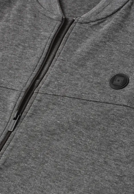 Doubleface Piqué Blouson mit Zipper metal grey melange Nahaufnahme eines grauen Hoodies mit Reißverschluss und rundem Logo-Patch.