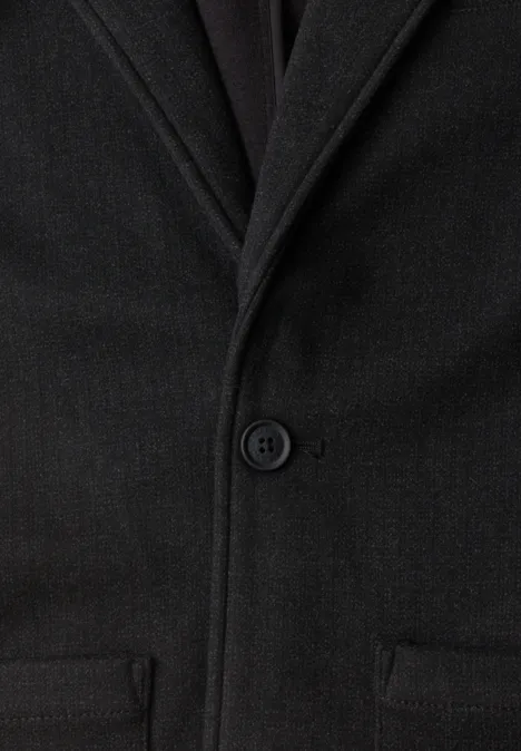 Schwarzer Wollmantel mit Revers, Ein-Knopf-Verschluss und zwei aufgesetzten Taschen.