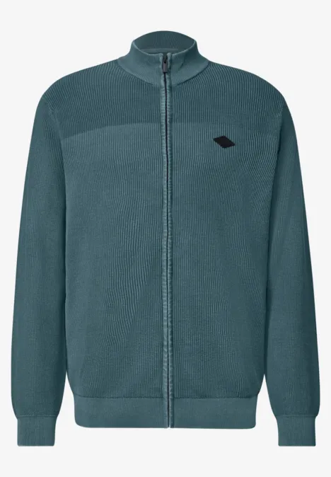 Groene fleecejas met rits, opstaande kraag, geribde boorden en klein borstlogo.