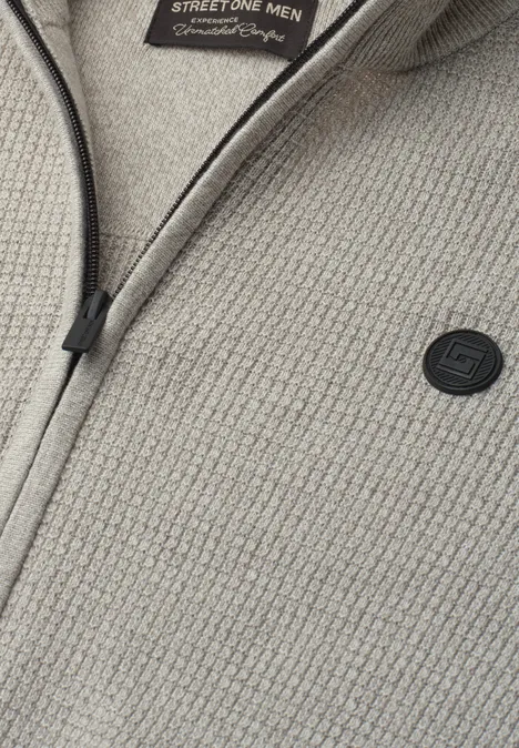 Strickjacke mit Stehkragen und Struktur bright beige melange Grauer, grob strukturierter Pullover mit Reißverschluss und kleinem Logo-Patch.