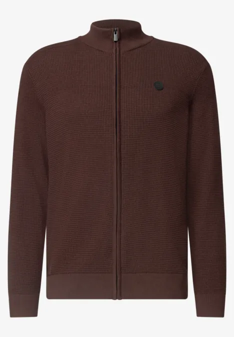 Brauner Strick-Cardigan mit Reißverschluss, Stehkragen und feinem Logo auf der Brust.