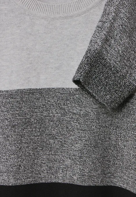 Gestreifter Pullover in Grau- und Schwarztönen, Nahaufnahme.