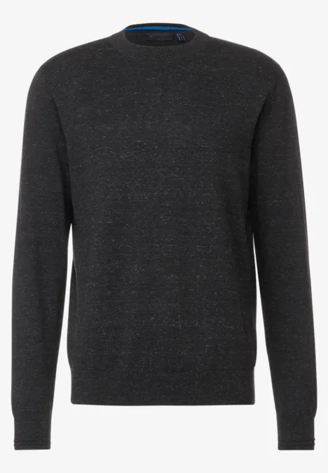 Ein schlichter, dunkelgrauer Pullover mit Rundhalsausschnitt.