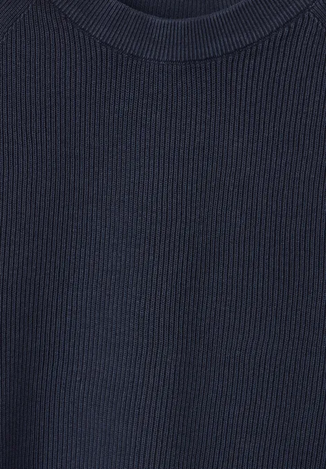 Dunkelblauer, gerippter Stoff eines Pullovers.