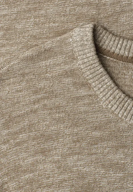 Beiger, melierter Strickpullover mit Rundhalsausschnitt, feine Strickstruktur sichtbar.
