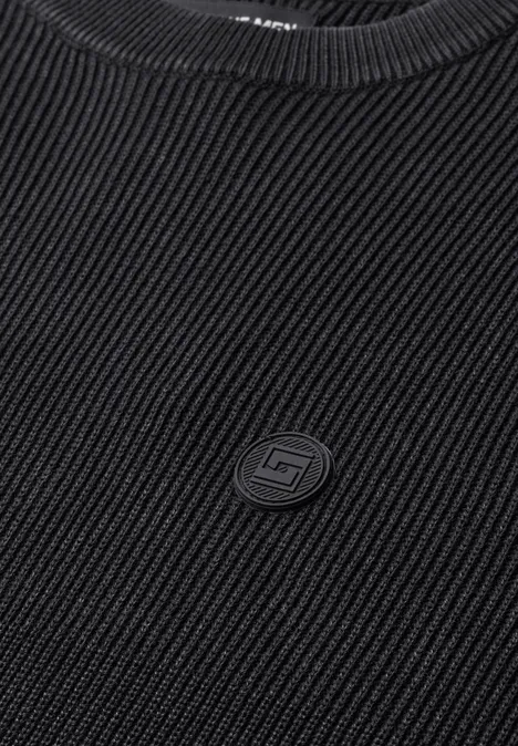 Schwarzer, gerippter Pullover mit dezentem, kreisrundem Logo in der Mitte