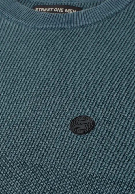 Türkisfarbenes T-Shirt mit diagonaler Rippstruktur, 'STREET ONE MEN'-Schriftzug am Kragen und rundem Logo auf der Brust.
