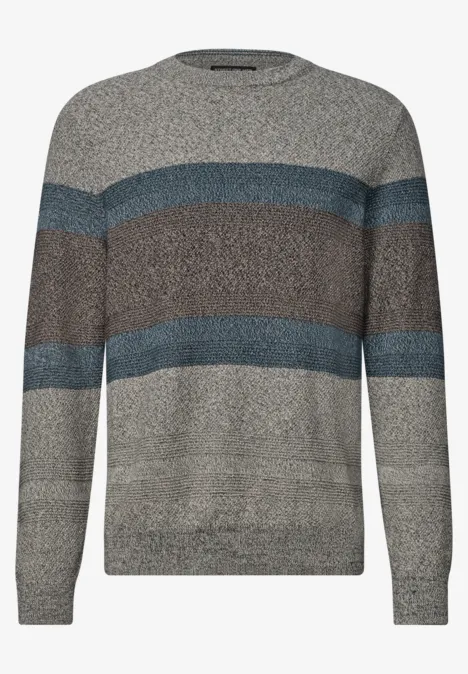 Grau-braun-blau gestreifter, langärmliger Strickpullover mit Rundhalsausschnitt.