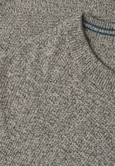 Grauer, weich gestrickter Pullover mit feinem, meliertem Muster
