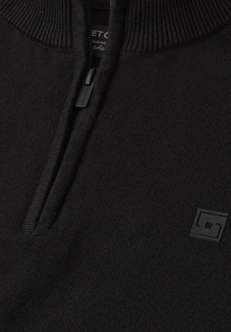 Basic Pullover mit Troyerkragen Black Schwarzer Strickpullover mit kurzem Reißverschluss und kleinem Logo-Patch vorne.