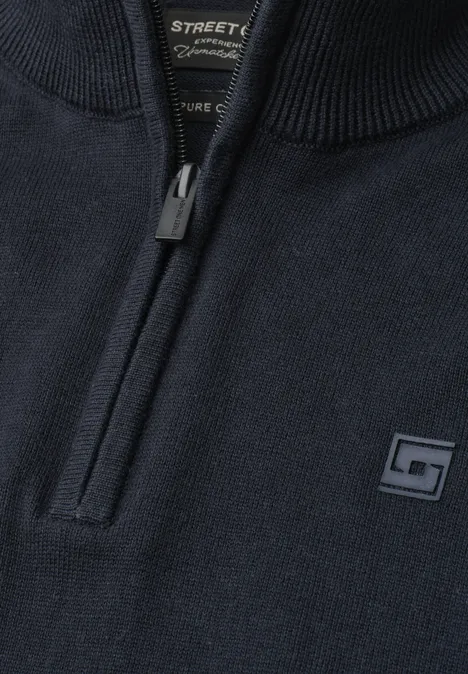 Basic Pullover mit Troyerkragen dark basic blue Dunkelblauer Strickpullover mit kurzem Reißverschluss am Kragen und kleinem Logo-Patch auf der Brust.
