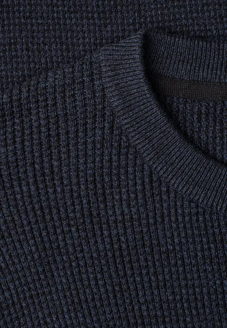Pullover mit Rundhals und Struktur dark basic blue melange Nahaufnahme eines dunkelblauen, gerippten Strickpullovers mit Rundhalsausschnitt.