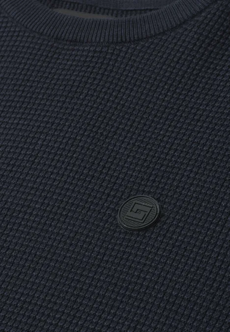 Pullover mit Rundhals und Schulterdetail dark basic blue Nahaufnahme eines dunkelblauen, waffelgestrickten Pullovers mit rundem Markenlogo.