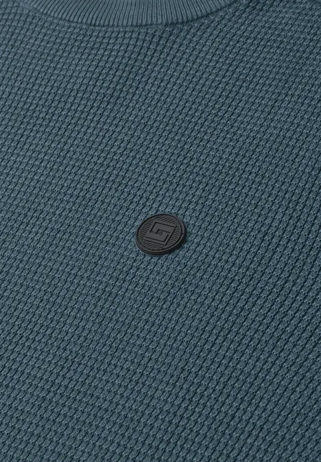 Pullover mit Rundhals und Schulterdetail cold blue Blauer, strukturiert gestrickter Pullover mit kleinem, rundem Logo-Patch in der Mitte.
