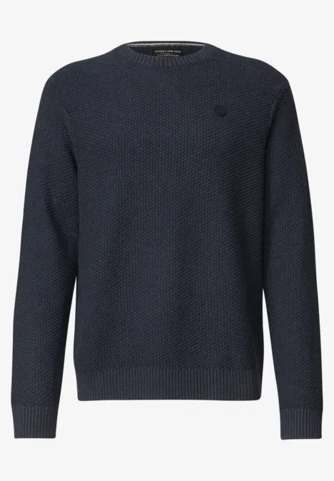 Sweter o strukturze melanżowej dark basic blue melange Granatowy sweter w drobnej dzianinie z dyskretnym logo.