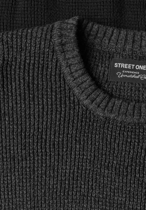 Sweter z okrągłym dekoltem i elementami w stylu mouliné anthra grey melange Zbliżenie ciemnoszarego, prążkowanego swetra Street One z prążkowanym kołnierzem.