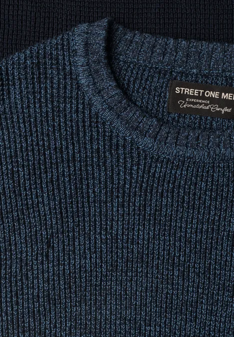 Sweter z okrągłym dekoltem i elementami w stylu mouliné dark basic blue melange Zbliżenie na ciemnoniebieski sweter z okrągłym dekoltem i metką 'Street One Men' na drewnianym tle.