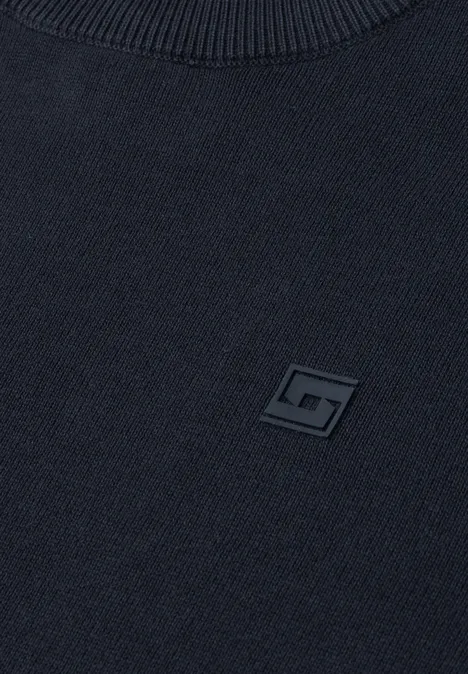 Dunkelblauer Pullover mit kleinem, schwarzem, quadratischem Logo auf der Brust.