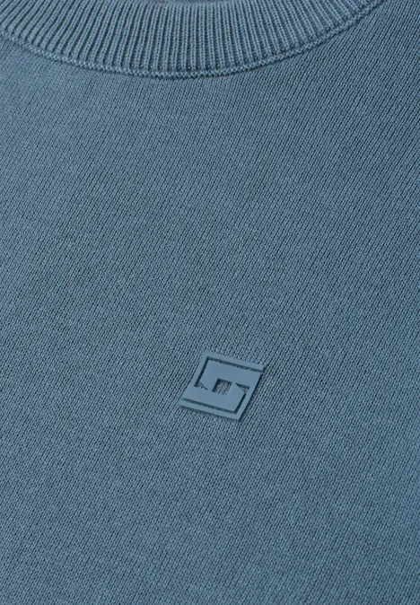 Blaues Strickoberteil mit rundem Rippenkragen und kleinem quadratischem Logo auf der Brust.