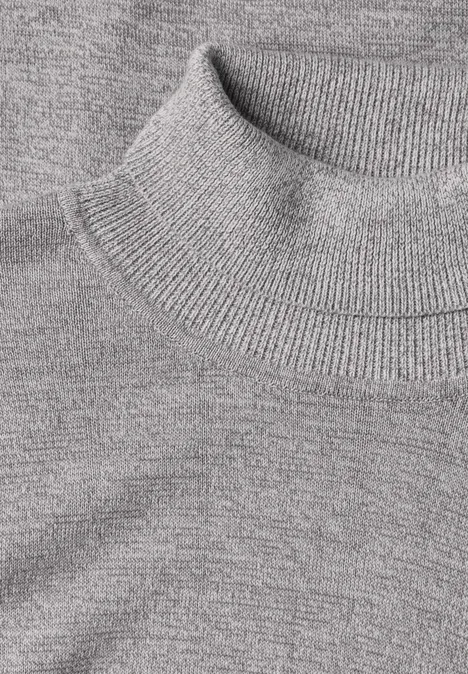 Basic sweter z golfem silver grey melange Zbliżenie na szary melanżowy golf z dzianiny
