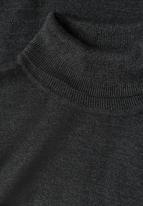 Basic sweter z golfem anthra grey melange Zbliżenie czarnego, delikatnie wykonanego swetra z golfem.