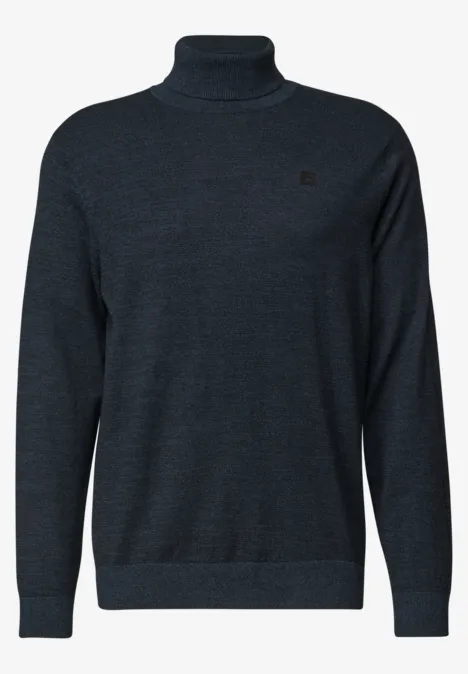Basic sweter z golfem dark basic blue melange Ciemnoszary golf z delikatnym splotem i dyskretnym logo na piersi.