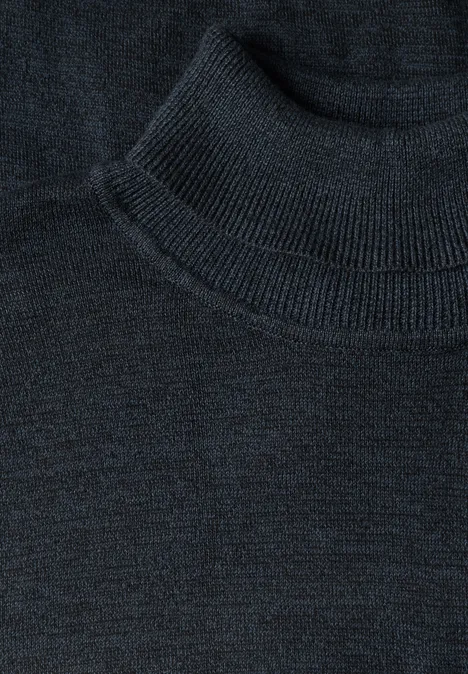 Basic sweter z golfem dark basic blue melange Ciemno-niebieski sweter z cienkim splotem i wysokim golfem.