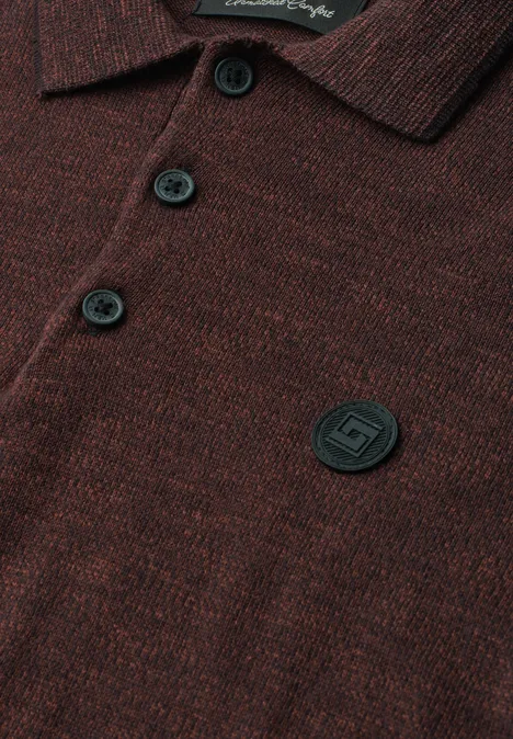 Bordeauxfarbenes Poloshirt mit Struktur, schwarzen Knöpfen und Logopatch