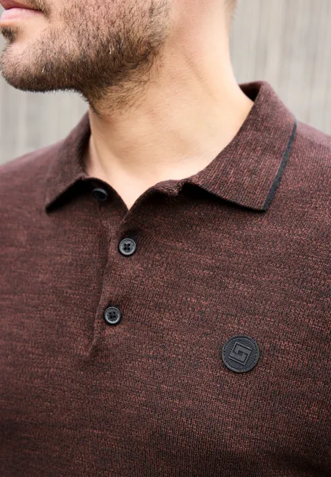 Nahaufnahme eines Mannes in einem braunen Poloshirt mit Knopfleiste und dezentem Logo.