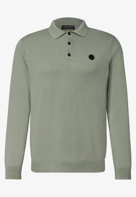 Grüner, melierter Polokragen-Pullover mit langen Ärmeln, Knopfleiste und kleinem Logo-Patch.