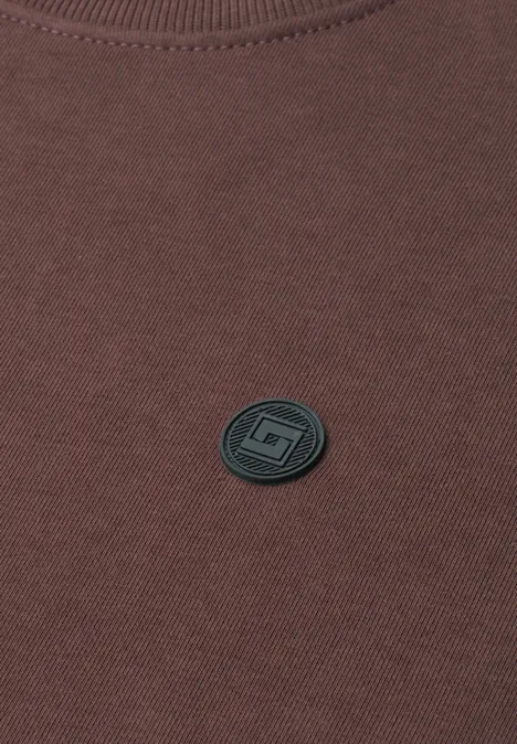 Braunes Sweatshirt mit rundem schwarzem Logo-Button in der Mitte.