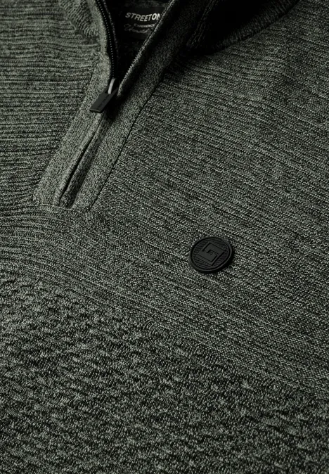 Pullover mit Troyerkragen und Struktur willow green Nahaufnahme eines grauen Strickpullovers mit Reißverschluss und rundem Logo-Emblem