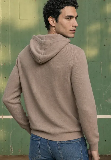Pullover in Unifarbe mit Kapuze antique beige Ein Mann von hinten in beigem Kapuzenpullover und Jeans vor grünem Hintergrund.